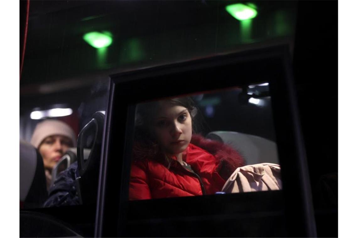 Geflüchtete Frauen aus der Ukraine warten nach ihrer Ankunft aus Berlin vor einer ehemaligen Quarantäne-Einrichtung im bayerischen Untermeitingen. Foto: Karl-Josef Hildenbrand/dpa
