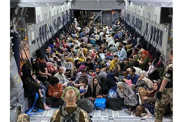 Geflüchtete in einem Airbus A400M der Bundeswehr. Die Bundeswehr hat weitere deutsche Staatsbürger und afghanische Ortskräfte aus Kabul evakuiert. Foto: Marc Tessensohn/Bundeswehr/dpa