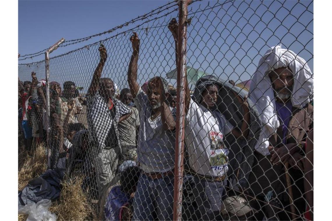 Geflüchtete Menschen aus der Region Tigray warten vor dem „Hamdayet Transition Center“ auf Decken, die von dem UN-Flüchtlingshilfswerk UNHCR ausgegeben werden. Foto: Nariman El-Mofty/AP/dpa