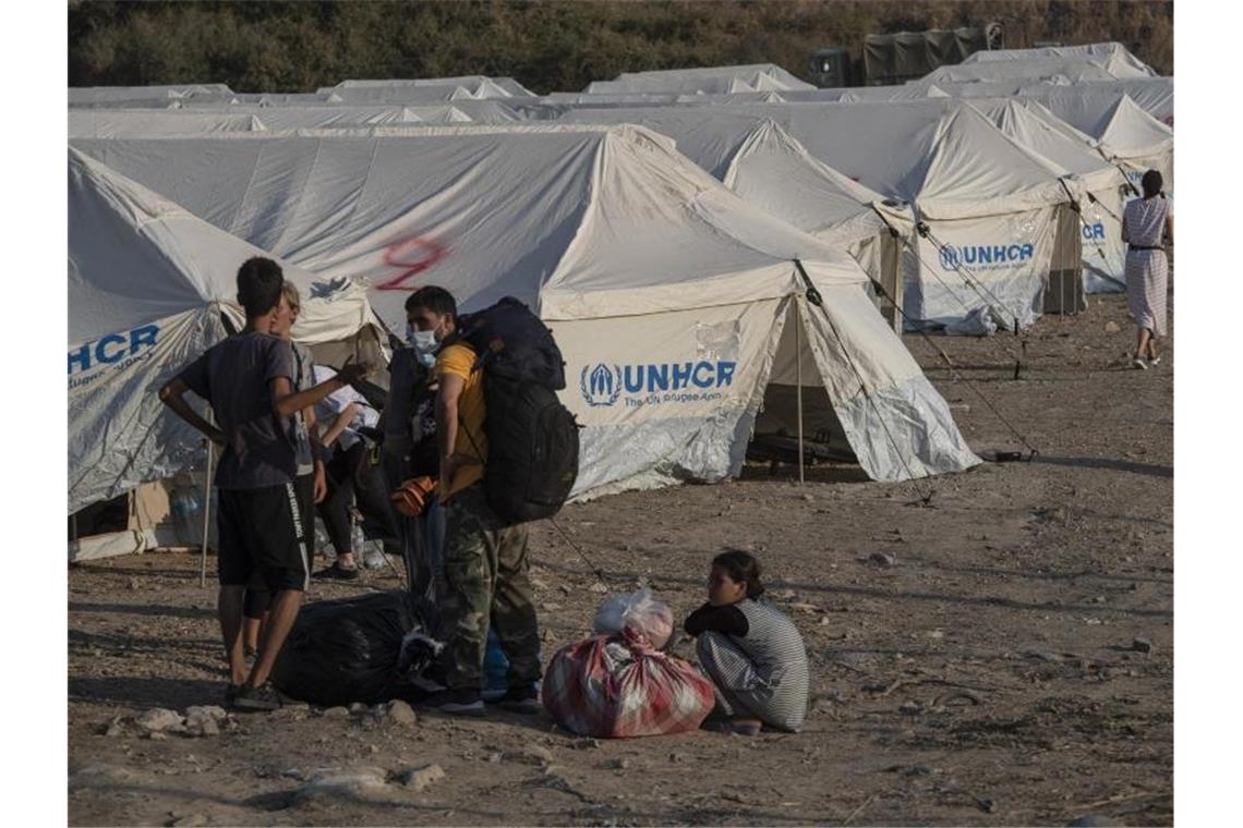 Geflüchtete Menschen kommen in dem neuen Camp an. Foto: Petros Giannakouris/AP/dpa