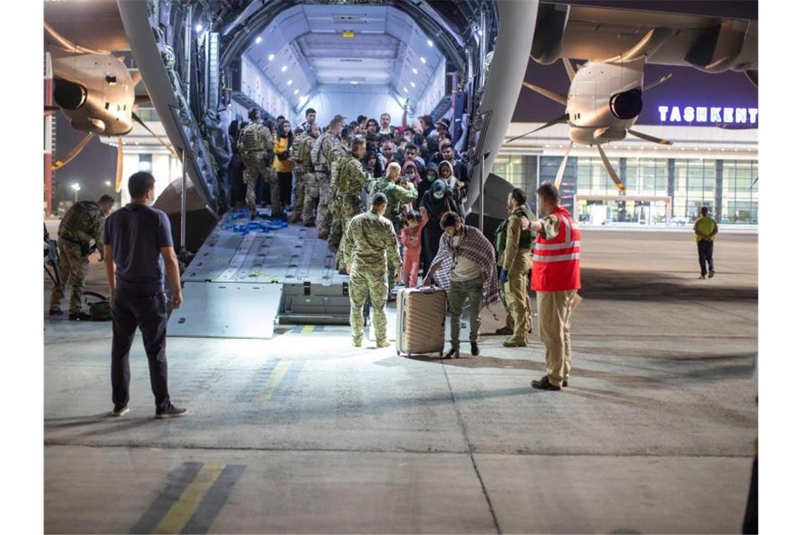 Geflüchtete verlassen in Tasckent einen Airbus A400M der Bundeswehr. Foto: -/Bundeswehr/dpa