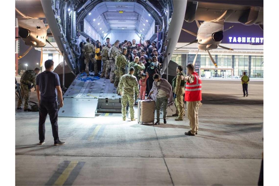 Bundeswehr fliegt weitere Menschen aus Kabul aus Geflüchtete verlassen in Tasckent einen Airbus A400M der Bundeswehr. Foto: -/Bundeswehr/dpa