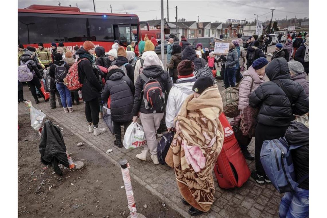 Immer mehr Menschen fliehen aus der Ukraine Geflüchtete warten an der ukrainsch-polnischen Grenze in Medyka auf den Bus für den Weitertransport. Foto: Kay Nietfeld/dpa