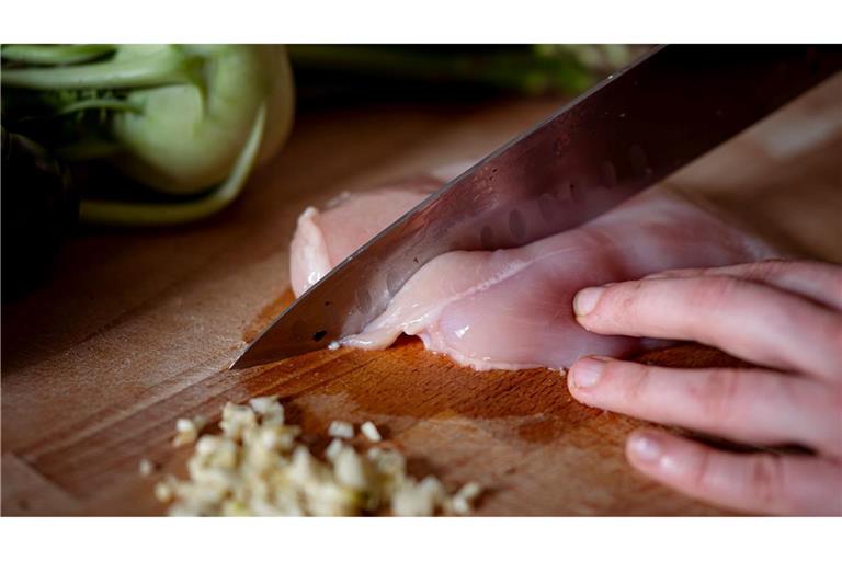 Geflügelfleisch wurde laut BZL 2024 günstiger angeboten als im Vorjahr.