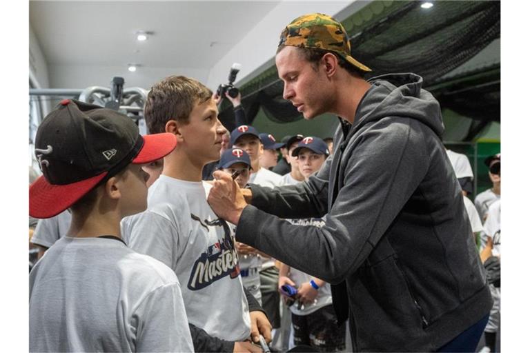 Gefragt beim Baseball-Nachwuchs: MLB-Profi Max Kepler. Foto: Armin Weigel/dpa