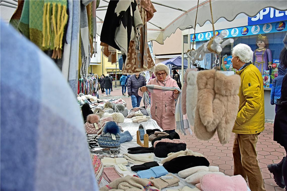 Gefragt sind auch wärmende Handschuhe, Mützen und Schals. Backnanger Gänsemarkt ...