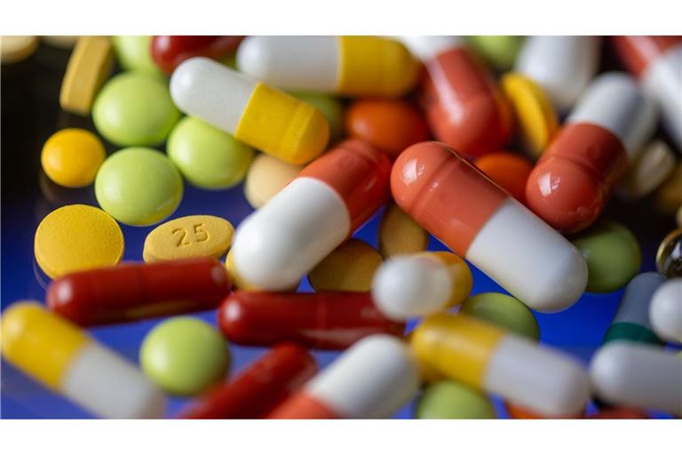 Gefragte Arzneien: In der Pharma- und Chemiebranche bleibt die Beschäftigung insgesamt stabil.