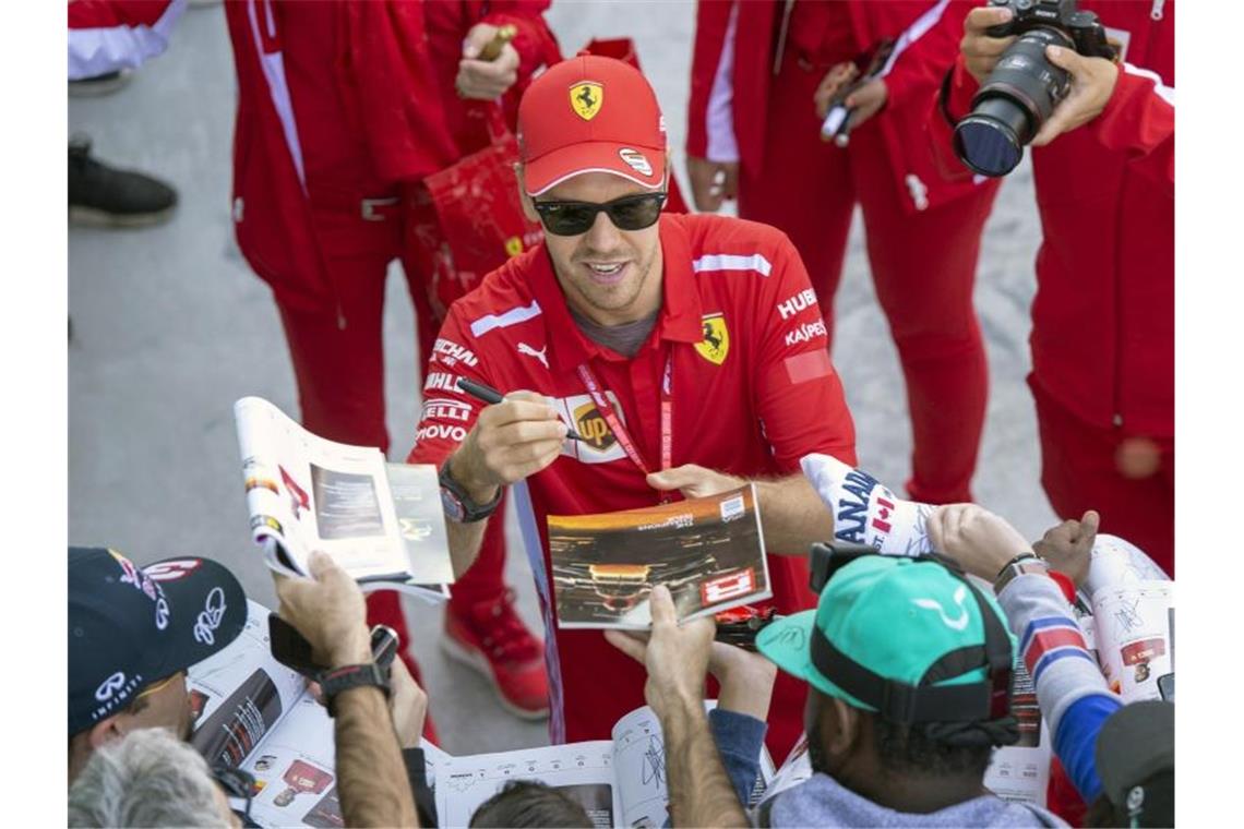 Baustelle Ferrari: Vettel trotz Krise weiter „sehr hungrig“ Gefragte Unterschrift: Sebastian Vettel erfüllt die Wünsche der kanadischen Fans. Foto: Ryan Remiorz/The Canadian Press