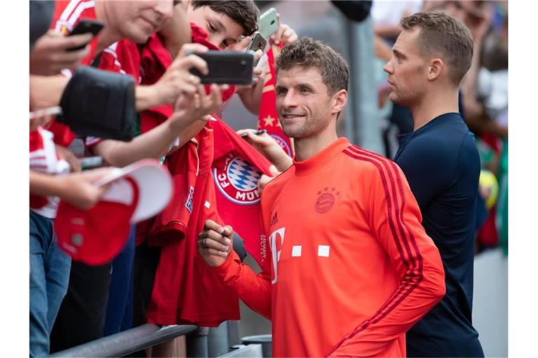 Gefragter Mann im Bayern-Trainingslager. Thomas Müller (l). Foto: Sven Hoppe