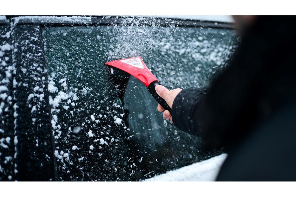 Gefrierender Regen, Glatteis und Neuschnee: Besonders im Westen und Süden kann das Autofahren abends zum Risiko werden.