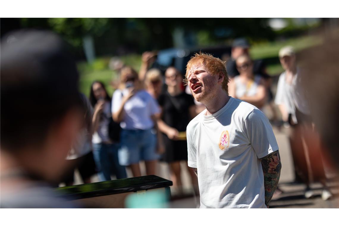 Gegen 11 Uhr begann Ed Sheeran zu singen, ...