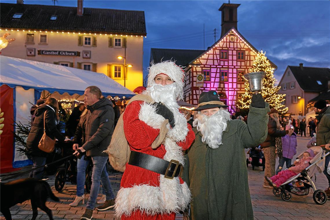 Gegen 16 Uhr stattet der Nikolaus mit Knecht Ruprecht dem Markt einen Besuch ab. Foto: Jörg Fiedler
