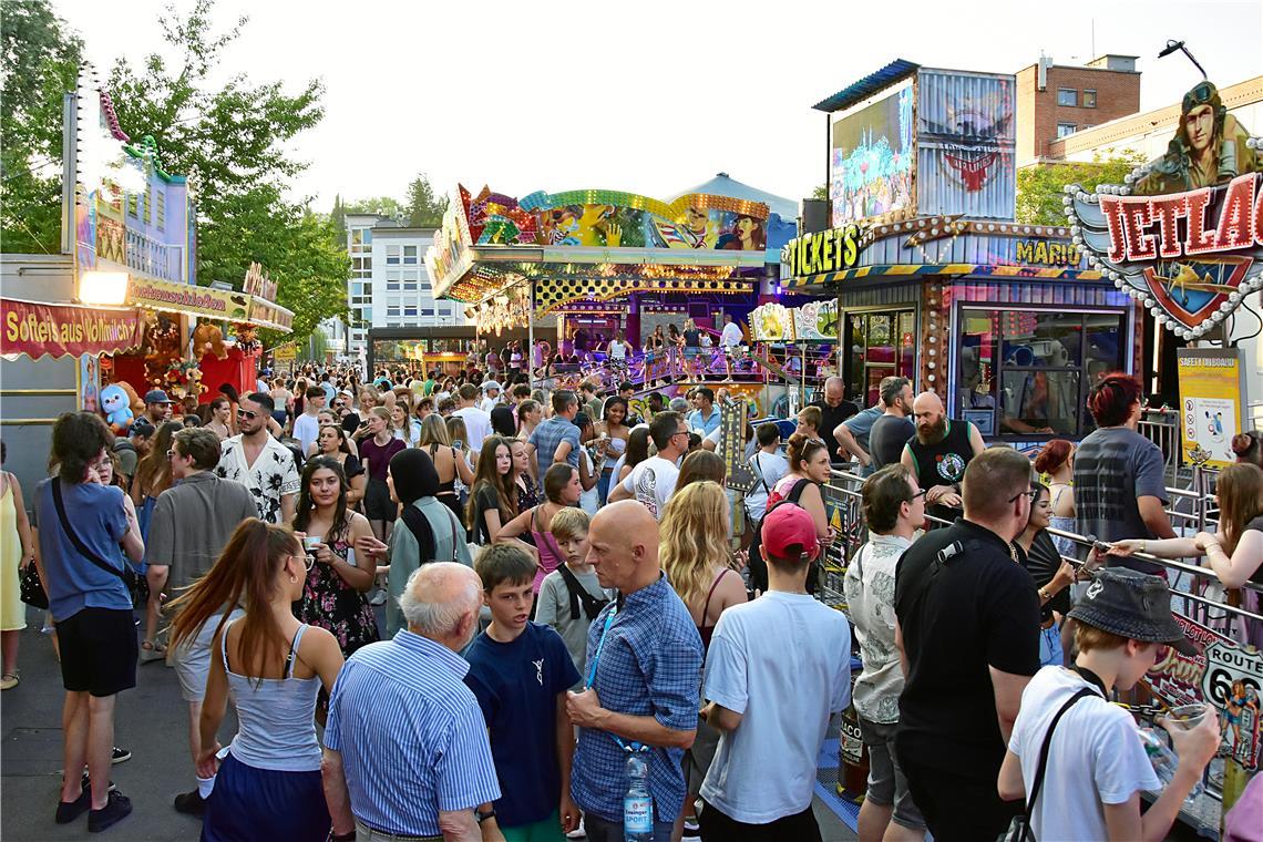 Gegen Abend füllt sich das Fest zusehends.