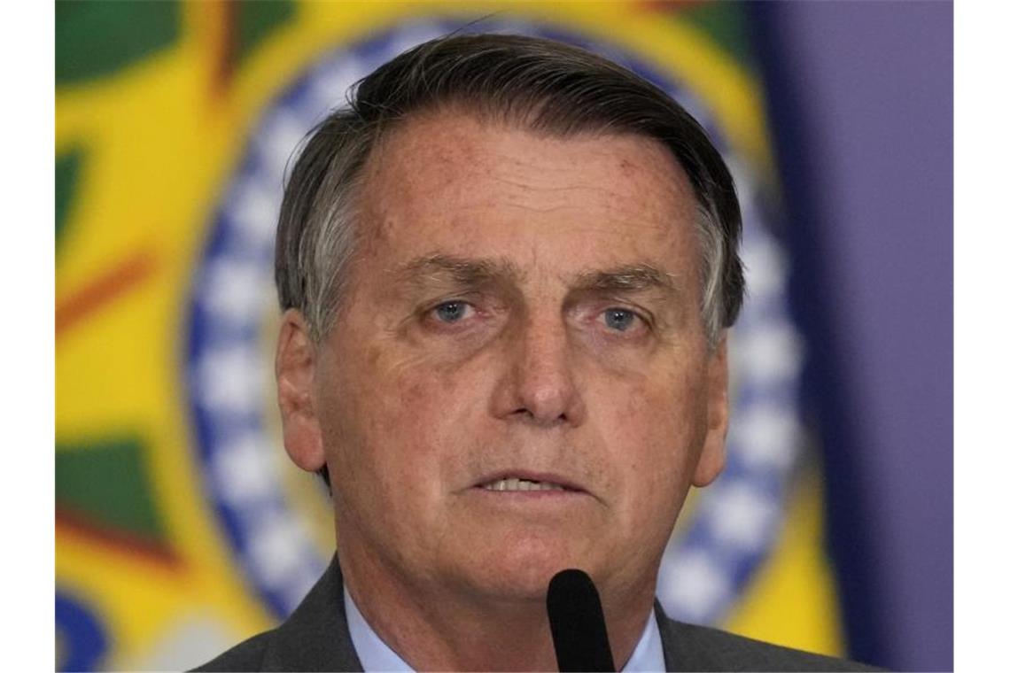 Gegen Brasiliens Präsident Jair Bolsonaro wird ermittelt. Foto: Eraldo Peres/AP/dpa