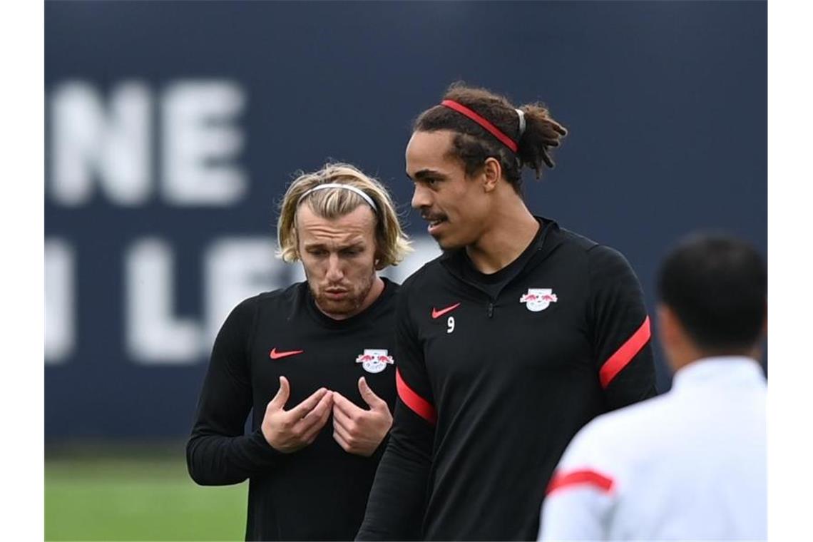 Gegen den FC Brügge gesetzt: Die Leipziger Torjäger Emil Forsberg (l) und Yussuf Poulsen. Foto: Hendrik Schmidt/dpa-Zentralbild/dpa