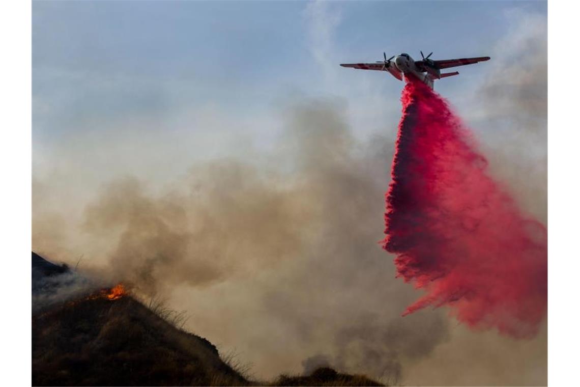 Brände in Kalifornien breiten sich weiter aus Gegen den Waldbrand im Moreno Valley wird mit Hilfe eines Löschflugzeugs angegangen. Foto: Terry Pierson/Orange County Register via ZUMA/dpa