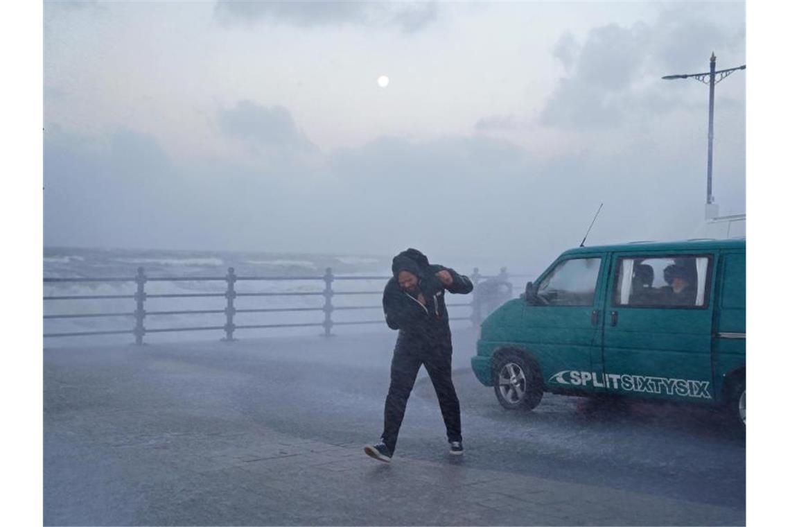 Gegen den Wind: „Eunice“ trifft auf die Südküste Englands. Foto: Jacob King/PA Wire/dpa
