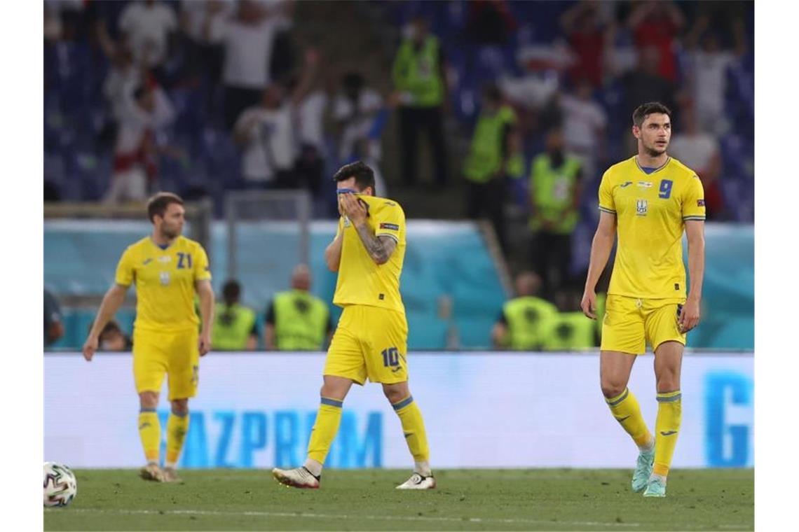 England spaziert ins EM-Halbfinale: Kantersieg gegen Ukraine Gegen England ist den Ukrainern keine Überraschung gelungen: Enttäuscht stehen die Spieler auf dem Platz. Foto: Lars Baron/Pool Getty/dpa