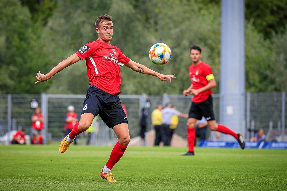 Gegen Jena von Beginn an am Ball: Sebastian Bösel. Offen ist, ob er hinten links verteidigt oder im SG-Mittelfeld den Taktstock schwingt. Foto: A. Becher