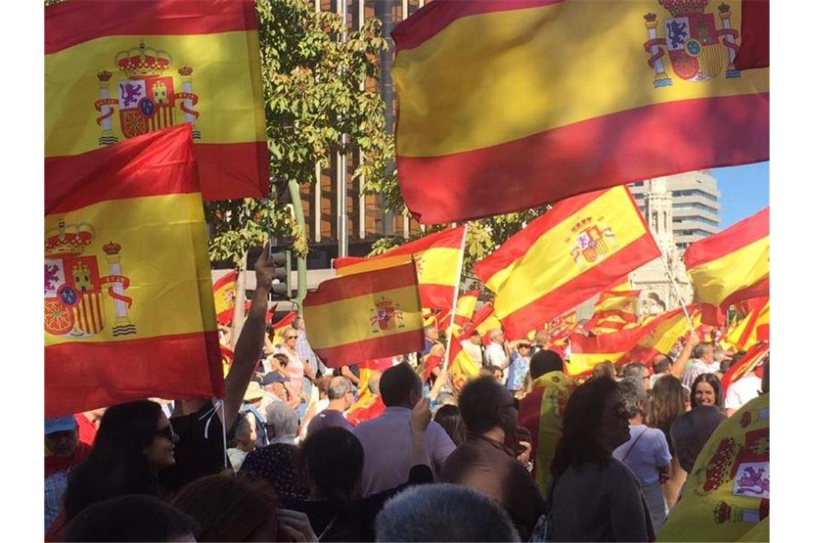 Gegen Kataloniens Unabhängigkeit: Menschen schwenken im Oktobere 2017 spanische Nationalfahnen bei einer Demonstration in Madrid. Foto: Carola Frentzen/dpa
