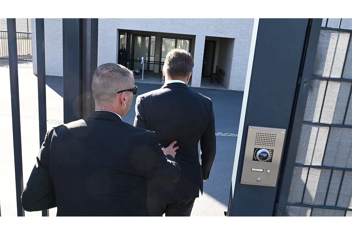 Spionage-Prozess - Mitarbeiter mit Zugang zu Krahs Account Gegen Krah ermittelt die Staatsanwaltschaft Dresden in einem seperaten Verfahren.