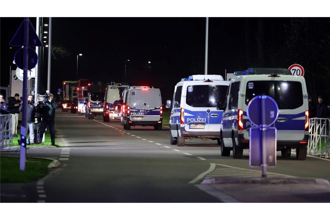 Gegen kurz nach 22.00 Uhr rollte der Konvoi am Dienstag los.