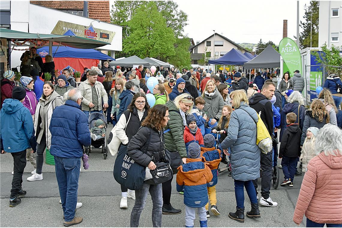 Gegen Mittag füllten sich die Straßen. 20. FleckaSchau in Weissach im Tal. SK