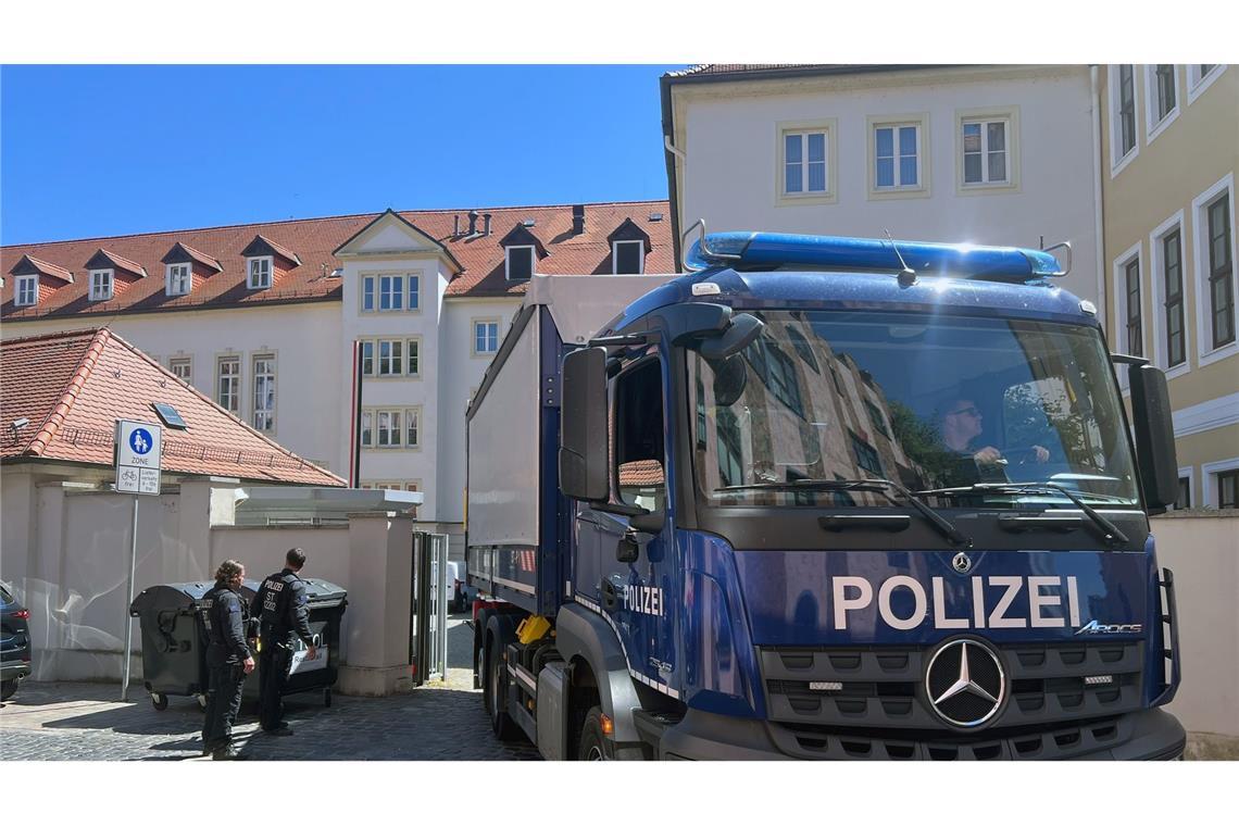 Gegen Mittag rückten weitere Ermittler mit einem Lastwagen an.
