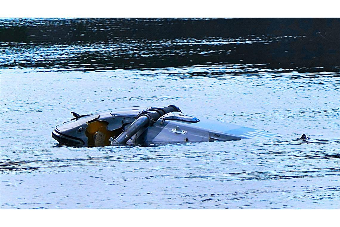 Bundeswehr-Experten untersuchen Helikopter-Absturz Gegen Mittag waren im Wasser des Flusses Mulde Trümmer eines Helikopters entdeckt worden.