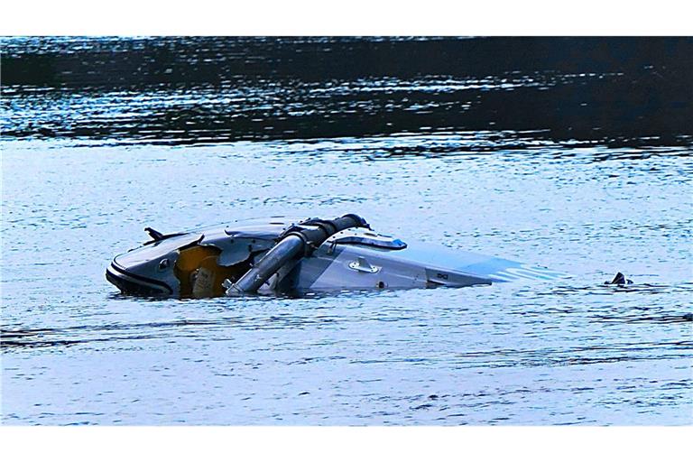Gegen Mittag waren im Wasser des Flusses Mulde Trümmer eines Helikopters entdeckt worden.