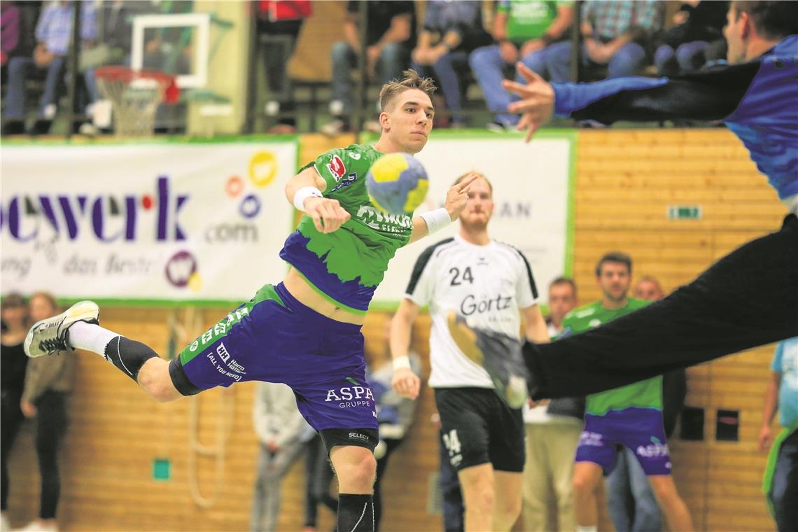 Den sechsten Heimsieg fest im Blick Gegen Plochingen für den HCOB am Ball: Nikola Vlahovic. Zuletzt hatte der Rückraumspieler gefehlt, da ihn Zweitligist Bietigheim brauchte. Foto: A. Becher