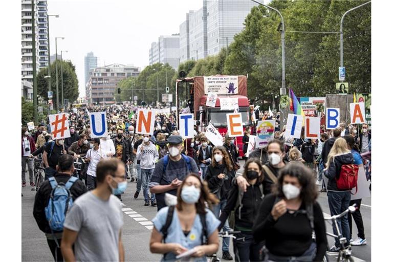 Gegen Rassismus und für mehr Soziale Gerechtigkeit sind in Berlin Tausende Menschen auf die Straße gegangen. Foto: Fabian Sommer/dpa