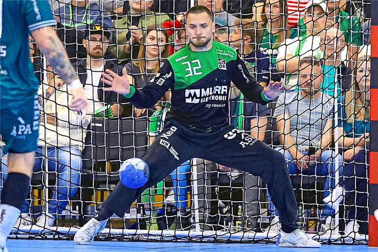 Gegen Rostock mit einer Klasseleistung präsent: Janis Boieck. Der Torhüter steht vor den Endspielen besonders im Blickfeld. Vor einem Jahr vermasselte er Hildesheim mit einem bärenstarken Auftritt im Trikot der HSG Konstanz schon einmal den Aufstieg. Foto: Alexander Becher