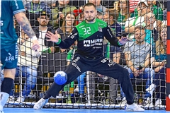 Gegen Rostock mit einer Klasseleistung präsent: Janis Boieck. Der Torhüter steht vor den Endspielen besonders im Blickfeld. Vor einem Jahr vermasselte er Hildesheim mit einem bärenstarken Auftritt im Trikot der HSG Konstanz schon einmal den Aufstieg. Foto: Alexander Becher