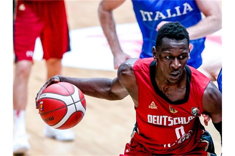 Gegen Russland wieder im DBB-Team: Isaac Bonga. Foto: Axel Heimken/dpa