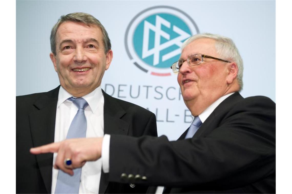 Ehemalige DFB-Funktionäre müssen in Frankfurt vor Gericht Gegen Theo Zwanziger (r) und Wolfgang Niersbach wird Anklage wegen Steuerhinterziehung erhoben. Foto: Arne Dedert