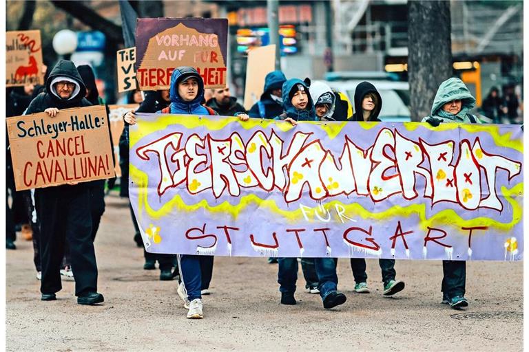 Gegen Veranstaltungen mit Tieren wurde auf dem Schlossplatz demonstriert.