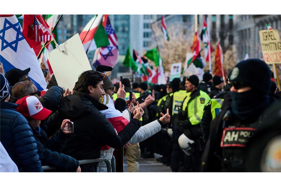 Gegendemonstranten reagieren auf vorbeiziehende Demonstranten in Toronto.