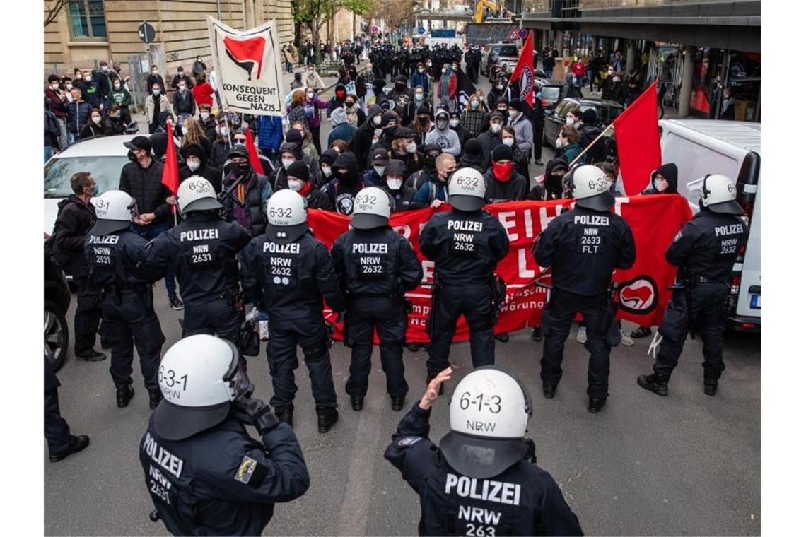 Zoff nach ausgeuferter „Querdenken“-Demo Gegendemonstranten werden von Einsatzkräften der Polizei aufgehalten. Foto: Christoph Schmidt/dpa