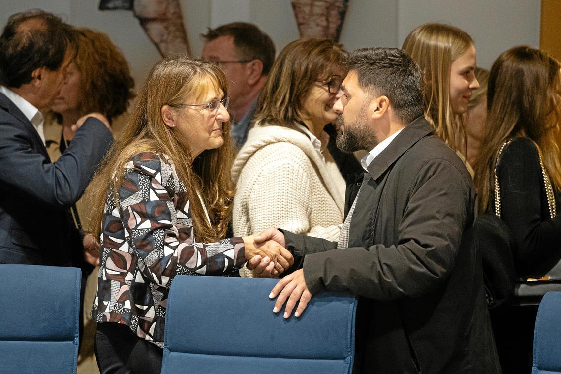 Gegenkandidat Vatan Ukaj gratuliert der Wahlsiegerin. Foto: Alexander Becher