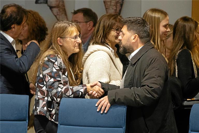 Gegenkandidat Vatan Ukaj gratuliert der Wahlsiegerin. Foto: Alexander Becher