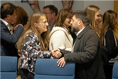 Gegenkandidat Vatan Ukaj gratuliert der Wahlsiegerin. Foto: Alexander Becher