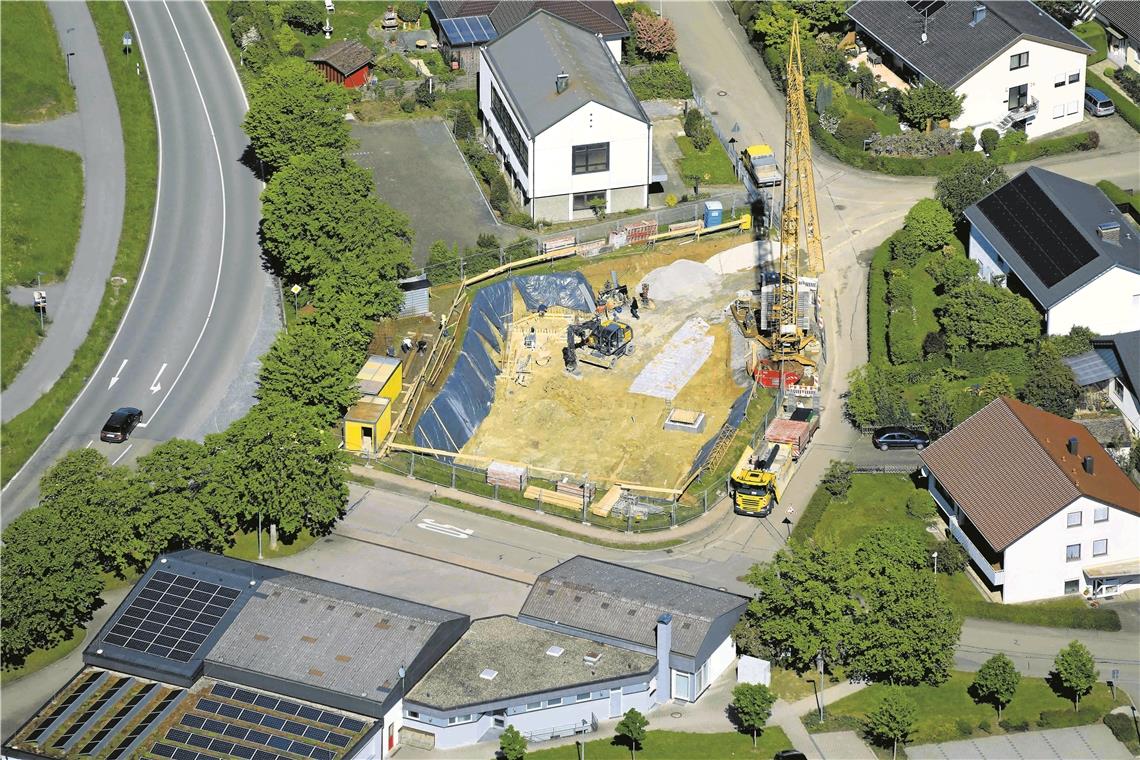 Neue Angebote für Senioren Gegenüber der Feuerwehr (unten) entsteht derzeit am Ortseingang von Burgstall eine Einrichtung für Tagespflege und betreutes Wohnen. Foto: F. Muhl