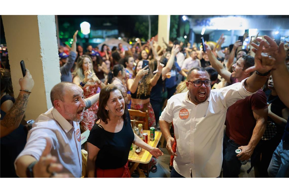 Gegner Bolsonaros feiern das Urteil.