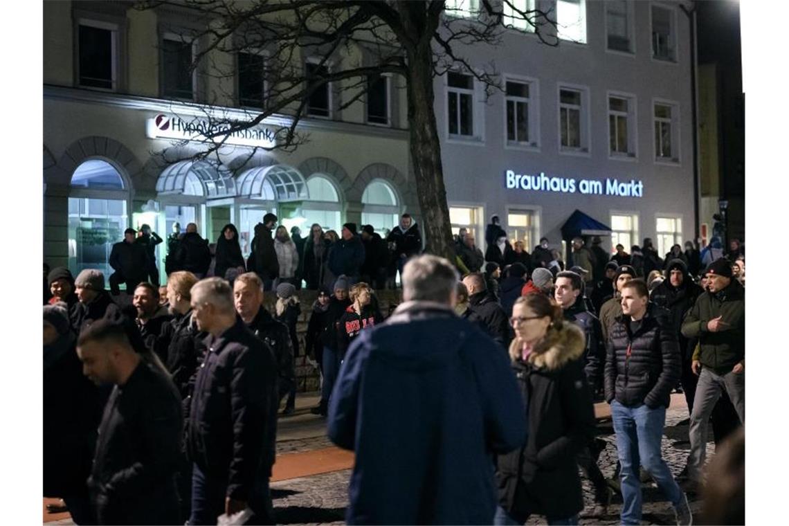 Corona-„Spaziergänge“ durch Versammlungsfreiheit geschützt? Gegner der Corona-Maßnahmen bei einem von ihnen so bezeichneten „Spaziergang“ im unterfränkischen Schweinfurt. Foto: Daniel Vogl/dpa