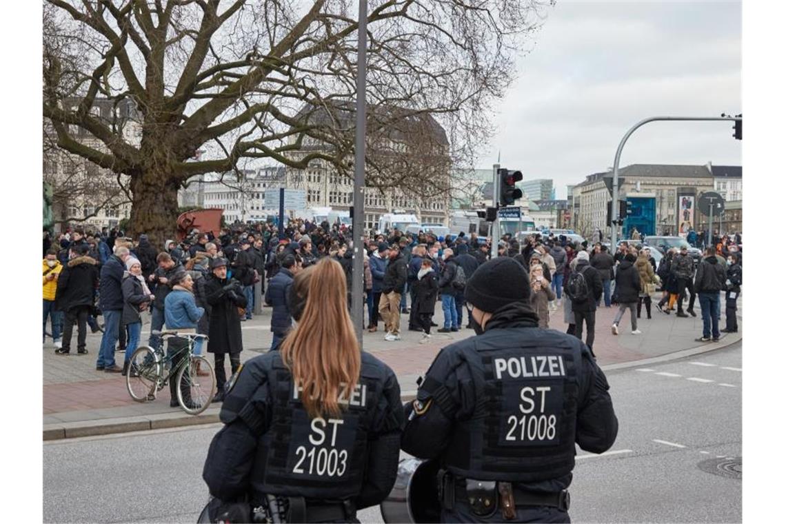 Corona-Protest pro und contra: Tausende demonstrieren Gegner der Corona-Maßnahmen versammeln sich vor der Hamburger Kunsthalle in der Nähe des Hauptbahnhofs. Foto: Georg Wendt/dpa