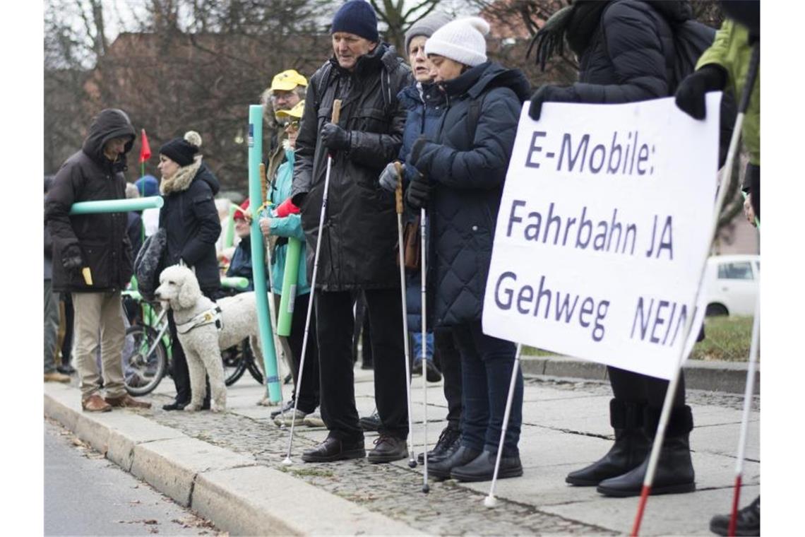 Gegner der E-Tretroller vor dem Bundesverkehrsministerium: „Fahrbahn Ja, Gehweg Nein“. Die Erfahrung hat gezeigt: Natürlich fahren die Scooter auch auf Gehwegen. Foto: Clo Catalan