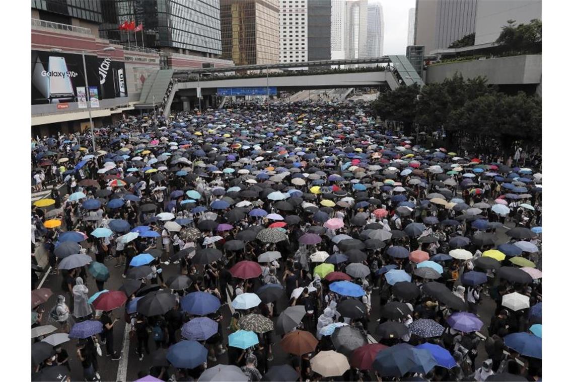Unruhen in Hongkong wegen umstrittenem Auslieferungsgesetz Gegner des Auslieferungsgesetzes protestieren in Hongkong. Foto: Kin Cheung/AP