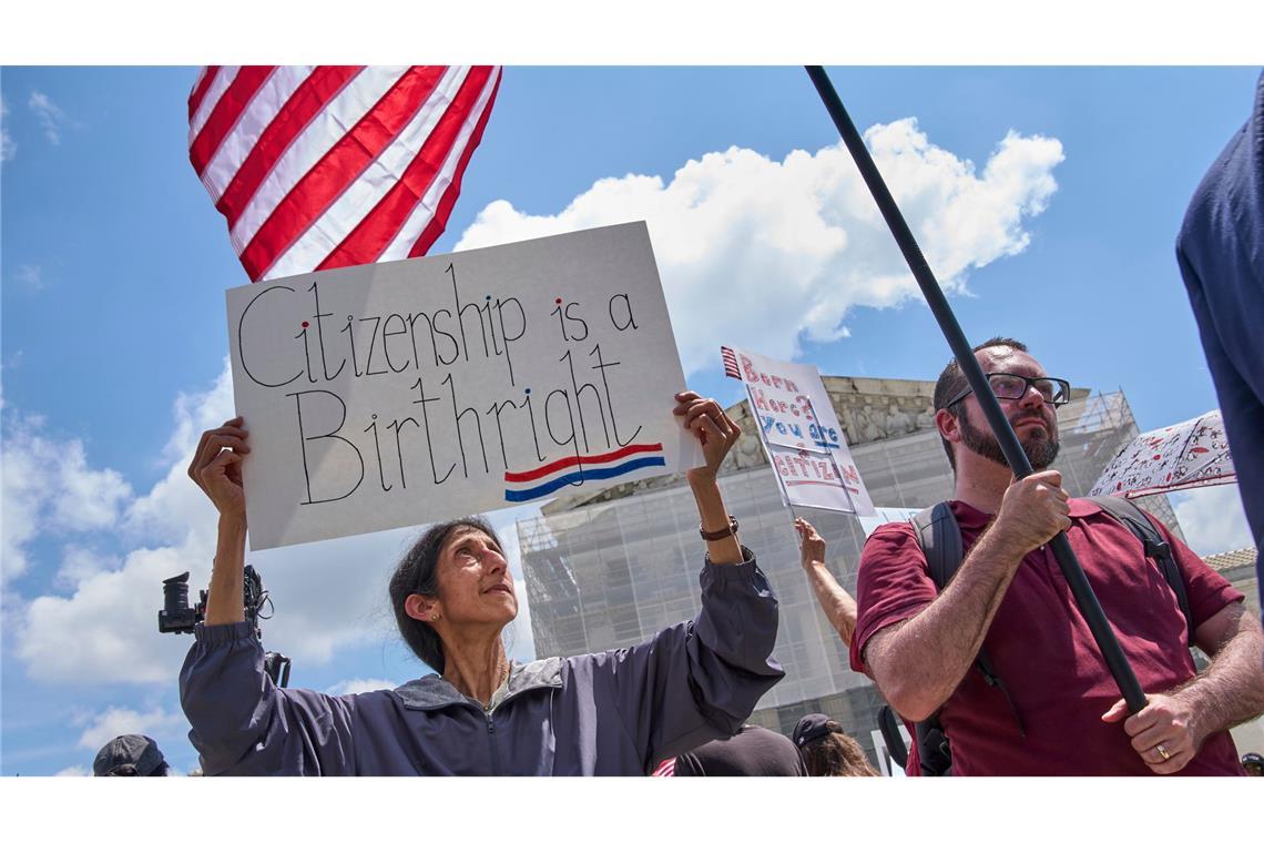 Gegner einer Änderung des US-Geburtsrechts demonstrieren. (Archivbild)