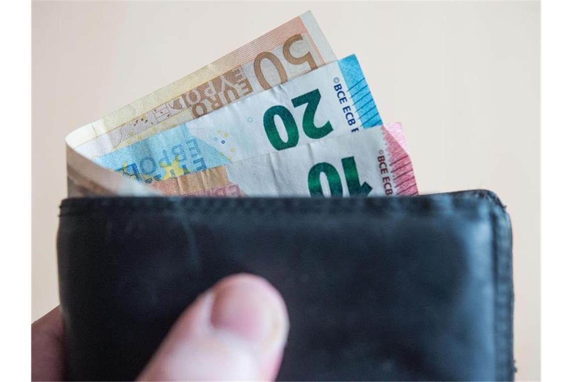 Gehaltserhöhung schlägt Inflation: Unter dem Strich haben die Tarifbeschäftigten mehr Geld im Portemonnaie. Foto: Lino Mirgeler/dpa